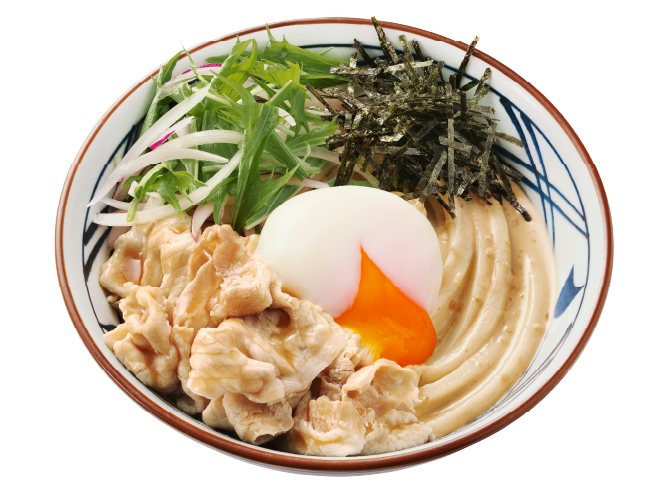 ごま香る、ひんやり まろやか。こく旨ごまだれ豚玉うどん冷　並890円 濃厚なごまだれを、打ち立ての冷たいうどんにたっぷりと絡めました。やわらかな豚しゃぶの旨み、まろやかな温泉玉子、シャキシャキ野菜の食感が重なる満足感のある一杯です。※無くなり次第、早期終了の可能性があります。