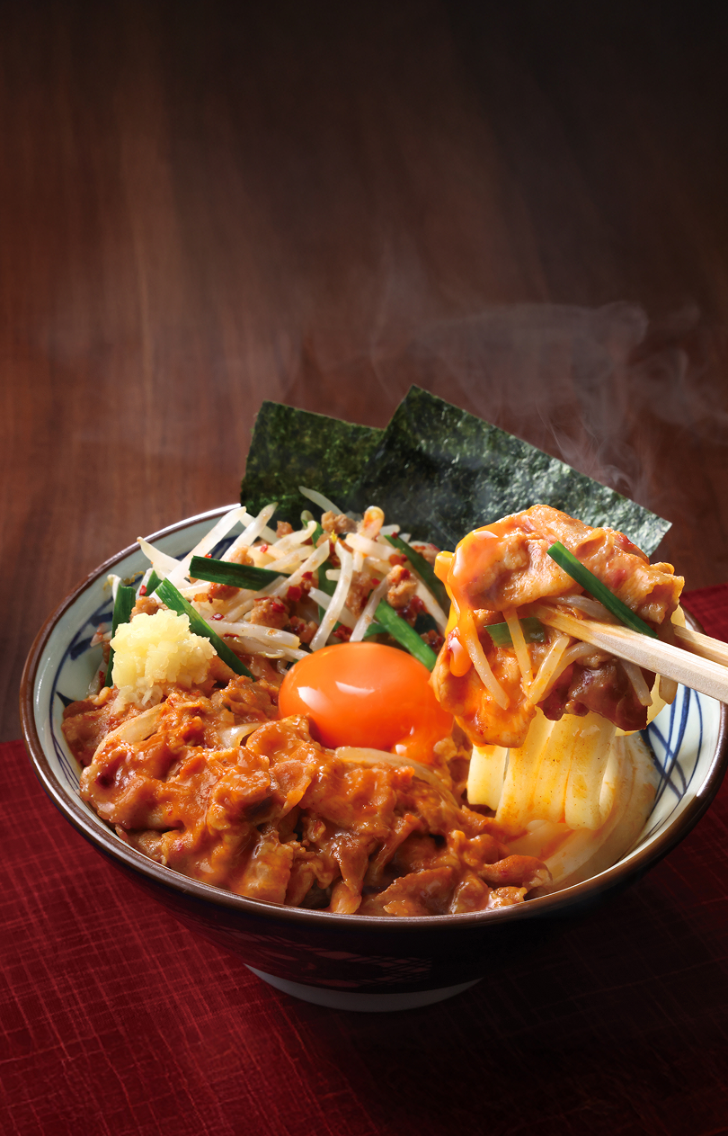 肉盛りニラ玉ぶっかけ｜ここのうどんは、生きている。丸亀製麺